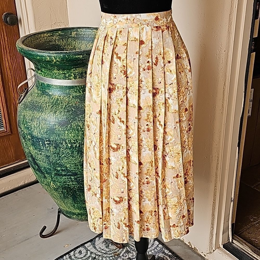 Womens pleated skirt fully lined size medium